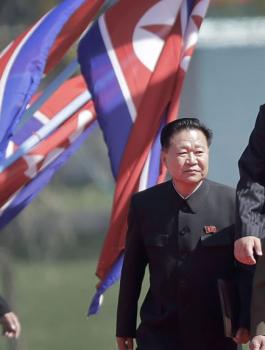 الزعيم الكوري يوقف قصف الجزيرة الامريكية 