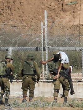 اعتقال فلسطينيين قرب غزة 