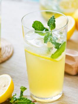 lemon-juice-lemonade-mint-drink-glass-mojito-ice-background