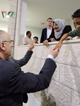الحكومة الفلسطينية والشعب 