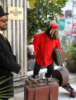 الرئيس عباس وفندق الجدار 