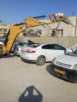 اتلاف مركبات غير قانونية في رام الله 