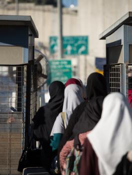 عمل النساء الفلسطينيات في المستوطنات 