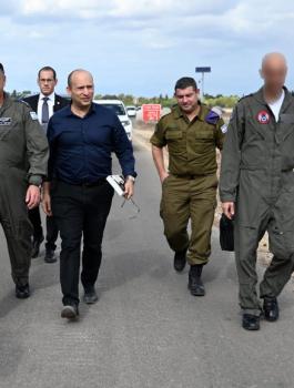 نفتالي بنيت وكتاب اسرائيلي 