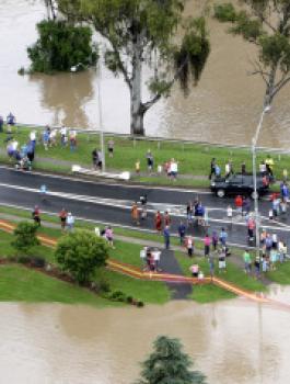 إجلاء الآلاف في استراليا استعدادا لمواجهة إعصار قوي