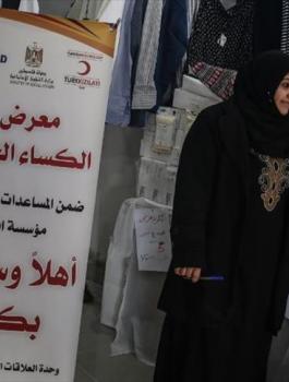 توزيع ملابس أرسلتها الحكومة التركية على أسر فقيرة في غزة