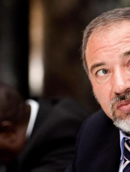 ليبرمان ينشر باللغة العربية مهدداً المشاركين في مسيرات العودة 