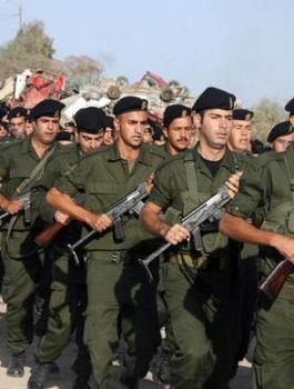 الاجهزة الامنية تتجول في البلدة القديمة في الخليل 