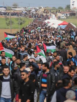 مئات المواطنين يبدأون بالزحف نحو خيام العودة للمشاركة في جمعة "الشباب الثائر"
