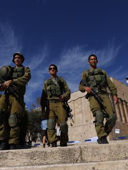 الاحتلال يعتقل فتاة قرب الحرم الابراهيمي بزعم حيازتها على سكين