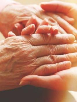 عربية تقبل يد امها 