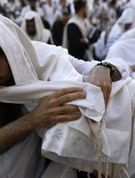 آلاف المستوطنين يؤدون طقوس تلمودية في حائط البراق 