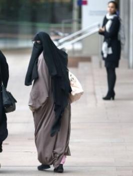 شرطة هولندا والنقاب 