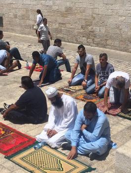 ابعاد مواطنين عن الصلاة في الاقصى 