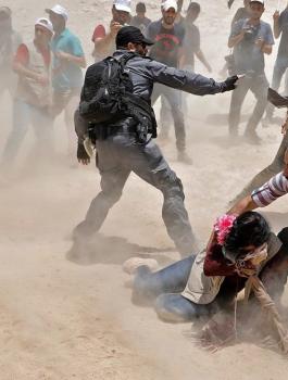 قرار بوقف هدم الخان الأحمر