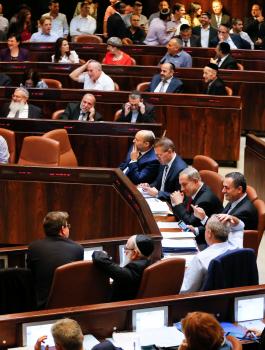 اسرائيل تصادق على تقليص عائدات الضرائب للسلطة