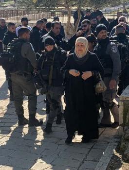اعتقال نساء من امام باب الرحمة 