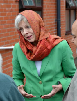 رئيسة وزراء بريطانيا ترتدي الحجاب 