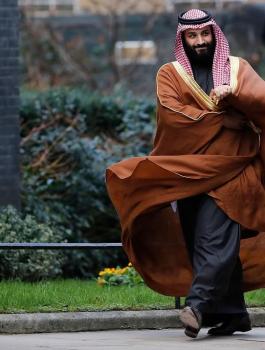 رئيسة وزراء بريطانيا تقدم هدية غريبة لمحمد بن سلمان