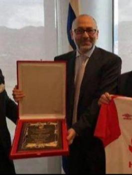 بعد احتجاج الشارع نادي كولمبي يضطر لإزالة صورة السفير الإسرائيلي
