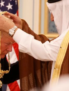 بعد بناء المسجد.. سعودي يؤدي عمرة ويهديها لـ ترامب (فيديو)