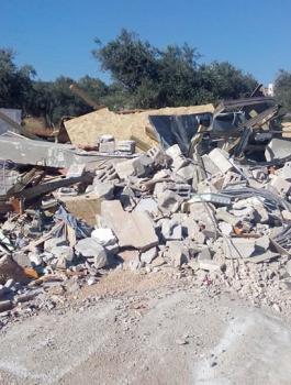 جرافات الاحتلال تهدم منزلاً في قرية قلنديا شمال القدس