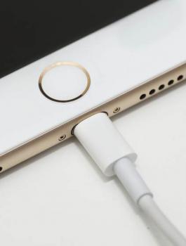 شواحن ايفون