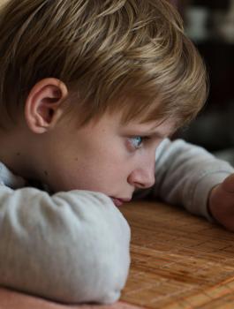 دراسة: استخدام الهواتف الذكية قبل النوم يؤثر على صحة الأطفال