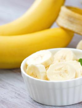 كوب ماء دافئ وموزة 