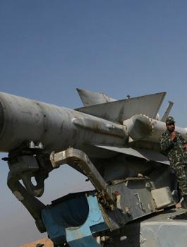 شاهد: إسقاط طائرة إسرائيلية من قبل صواريخ "إس-200" السورية 