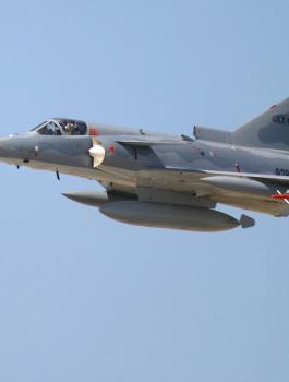 طائرات يرجح بأنها إسرائيلية تقصف مطاراً عسكرياً سورياً