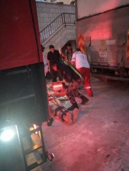 اصابة مواطن بجراح خطيرة نتيجة انحشاره بين شاحنتين في سلفيت