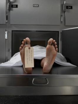 ميت يستيقظ بعد عشرين ساعة ن وضعه في ثلاجة الموتى 