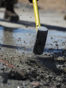 ثلاثيني يحطم رأس حماته 