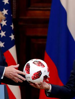 ترامب يهدي ترامب كرة قدم