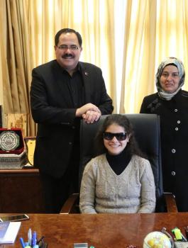 وزير التعليم والطالبة اميرة ابو عرقوب 
