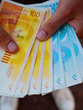 صرف رواتب موظفي السلطة الفلسطينية 