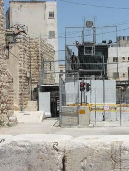 الاحتلال يعتقل طفلة قرب حاجز أبو الريش جنوب الخليل