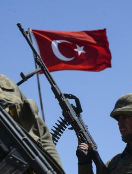 الجيش التركي يتولى السلطة على البلاد