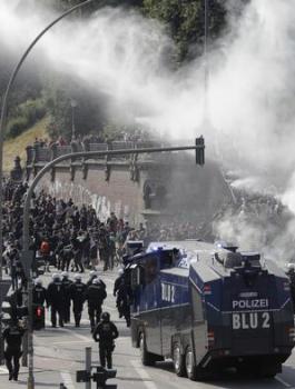 وزير ألماني يصف متظاهرين ألمان نهبوا متاجر وأحرقوا سيارات بأنهم 