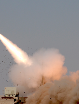 الحوثيون يطلقون صواريخ باليستية صوب السعودية 