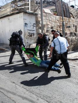 الاحتلال يعتقل شقيقين طفلين من مخيم شعفاط وتقادتهما إلى التحقيق