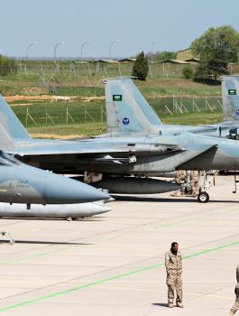 الحوثيون يهاجمون قاعدة جوية سعودية 