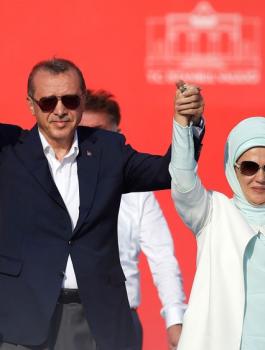 زوجة اردوغان تعفو عن ممثلة تركية 