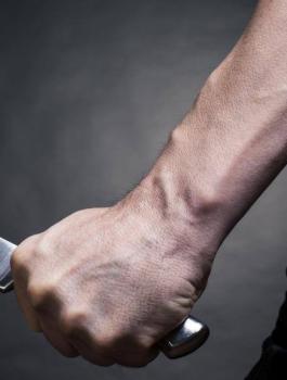 تعرض موظف في دائرة سير بنابلس للطعن بالصدر 