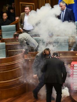 نواب يلقون قنابل غاز مسيلة للدموع داخل برلمان كوسوفو