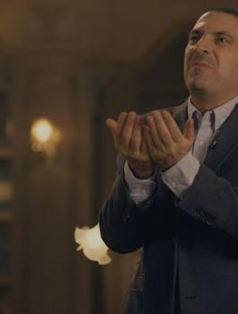 عمرو خالد يهرب من مقابلة شاب بعد اكتشافه أنه قطري