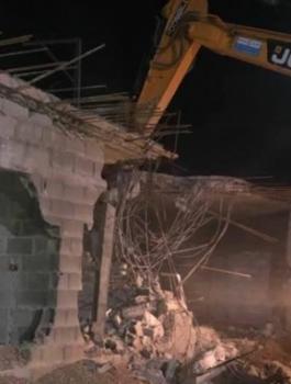 مواطن يجبر على هدم محلاته بيده