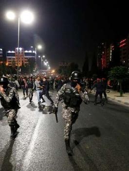 محتجون يحاولون اقتحام مقر الحكومة الأردنية في عمّان