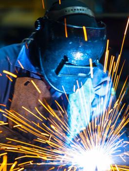 اغلاق منزل على سكانه في الخليل 